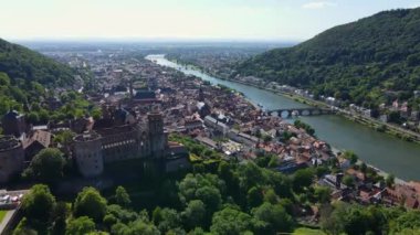 Heidelberg Kalesi ve Neckar Nehri ile ünlü Heidelberg şehri üzerinde hava manzarası