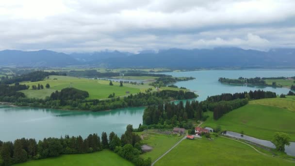 Vista Aérea Sobre Lago Forggensee Ciudad Fuessen Baviera Alemania — Vídeo de stock