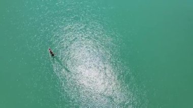 Bavyera Almanya 'sında Fuessen şehrinde Forggensee Gölü üzerindeki hava manzarası