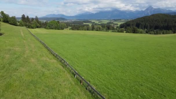 Vuelo Sobre Hermoso Paisaje Rural Baviera Allgau Los Alpes Alemanes — Vídeo de stock