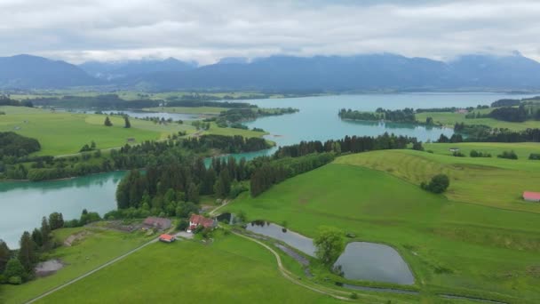 Let Nad Krásnou Venkovskou Krajinou Bavorska Allgau Německých Alpách Letecký — Stock video