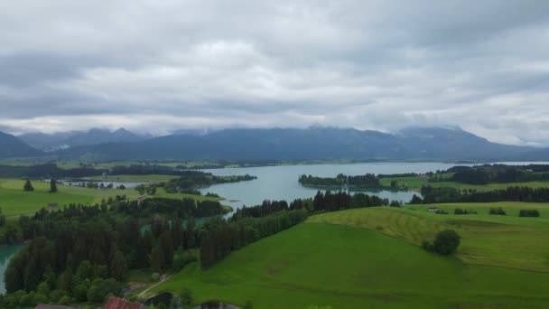 Let Nad Krásnou Venkovskou Krajinou Bavorska Allgau Německých Alpách Letecký — Stock video
