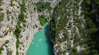 Fransa 'daki Verdon Nehri' nin turkuvaz suyu. Verdon 'un ünlü kanyonu.