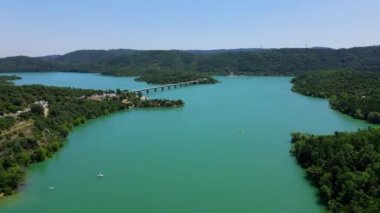 Verdon Kanyonu 'ndaki Fransız Alplerinde Sainte Croix Gölü' nün manzarası