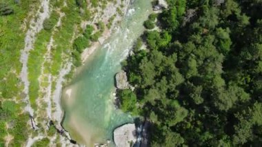 Fransa 'daki Verdon Nehri' nin turkuvaz suyu. Verdon 'un ünlü kanyonu.