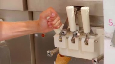 Sıcak bir yaz gününde leziz yumuşak buz çiziyorum.