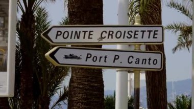 Fransa 'nın Cannes şehrinde yön işaretleri