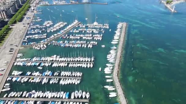 Marina de Ginebra - barcos en el lago de Ginebra desde arriba — Vídeos de Stock