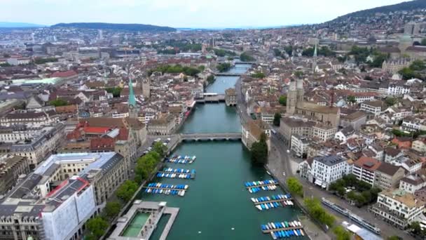 İsviçre 'nin Zürih kentindeki Limmat Nehri üzerinde uçuş — Stok video