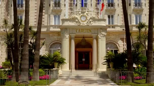 Slavný Carlton Hotel v Cannes - CITY OF CANNES, FRANCIE - 12. června 2020 — Stock video