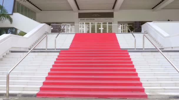 Roter Teppich im Festspielpalast in Cannes und Kongresszentrum - CITY OF CANNES, FRANKREICH - 12. JULI 2020 — Stockvideo