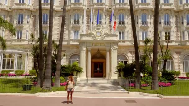 Beroemd Carlton Hotel in Cannes - CITY of CANNES, Frankrijk - 12 juli 2020 — Stockvideo