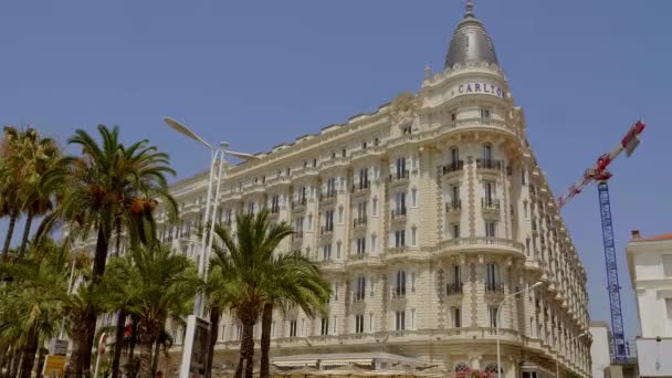 Berühmtes Carlton Hotel in Cannes - CITY OF CANNES, FRANKREICH - 12. JULI 2020 — Stockvideo