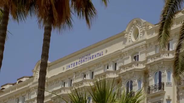 Berühmtes Carlton Hotel in Cannes - CITY OF CANNES, FRANKREICH - 12. JULI 2020 — Stockvideo