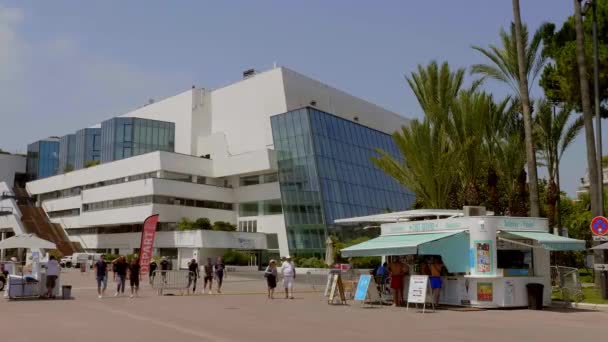 Festival Palace in Cannes and congress center - CITY OF CANNES, FRANÇA - JULHO 12, 2020 — Vídeo de Stock