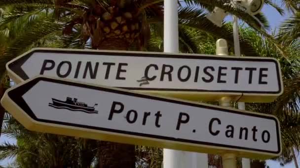 Kierunek znaków w mieście Cannes Francja — Wideo stockowe