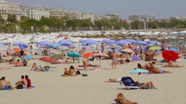 A famosa praia de Cannes na Croisette no verão - CIDADE DE CANNES, FRANÇA - JULHO 12, 2020 — Vídeo de Stock