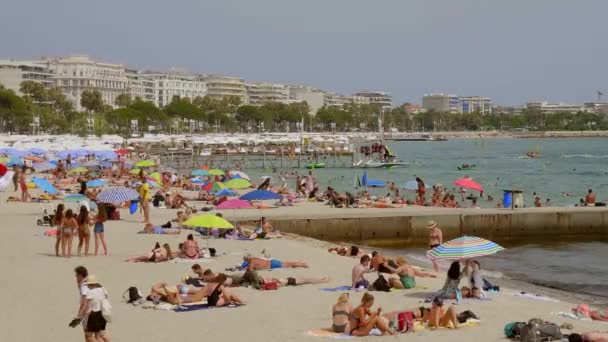 Den berömda stranden Cannes på Croisette på sommaren - CITY of CANNES, FRANKRIKE - 12 juli 2020 — Stockvideo