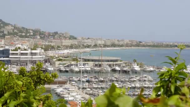 Vista aérea sobre a cidade de Cannes na riviera francesa — Vídeo de Stock