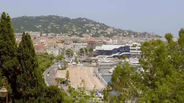 Uitzicht vanuit de lucht over Cannes aan de Franse Rivièra — Stockvideo