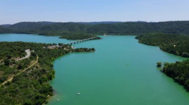 Verdon Kanyonu 'ndaki Fransız Alplerinde Sainte Croix Gölü' nün manzarası