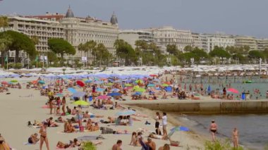 Yazın Croisette 'deki ünlü Cannes plajı - CANNES, FRANCE - 12 Temmuz 2020