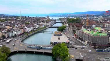 İsviçre 'nin Zürih kentindeki Limmat Nehri üzerinde uçuş