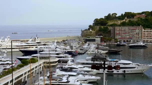 Hafen von Monte Carlo in Monaco - STADT VON MONTE CARLO, MONACO - 11. JULI 2020 — Stockvideo