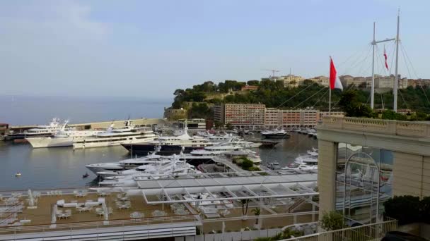 Λιμάνι του Μόντε Κάρλο στο Μονακό - ΠΟΛΗ ΤΟΥ Μόντε Κάρλο, ΜΟΝΑΚΟ - 11 Ιουλίου 2020 — Αρχείο Βίντεο