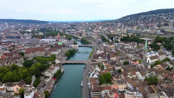 İsviçre 'nin Zürih kentindeki Limmat Nehri üzerinde uçuş — Stok video