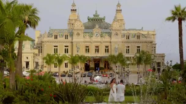 Berömt kasino i Monte Carlo i Monaco - Månadens stad CARLO, MONACO - 11 juli 2020 — Stockvideo