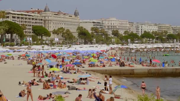 La famosa playa de Cannes en la Croisette en verano - CIUDAD DE CANNES, FRANCIA - 12 DE JULIO DE 2020 — Vídeos de Stock