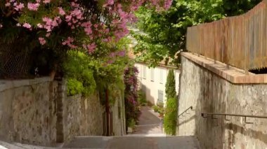 Cannes 'ın küçük şeritli eski kasaba bölgesi.