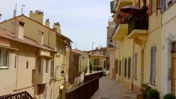 El casco antiguo de Cannes con sus pequeñas callejuelas — Vídeos de Stock