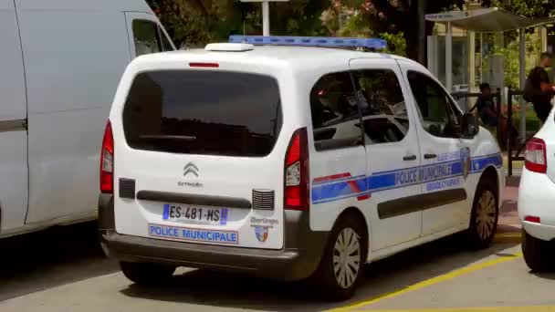 Voiture de police dans la ville de Cannes - CANNES, FRANCE - 12 JUILLET 2020 — Video