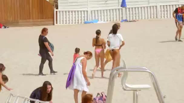 Spiaggia e beach club alla Croisette di Cannes - CITTÀ DI CANNES, FRANCIA - 12 LUGLIO 2020 — Video Stock