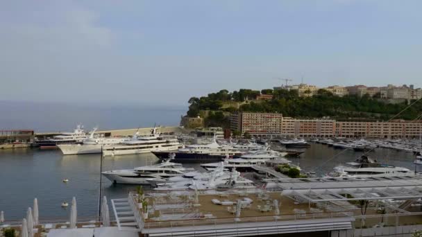 Port de Monte Carlo à Monaco - VILLE DE MONTE CARLO, MONACO - 11 JUILLET 2020 — Video