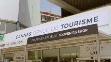 Cannes şehrindeki turizm bürosu - CANNES ŞEHRİ, FRANSA - 12 Temmuz 2020