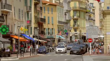 Güneşli bir günde Cannes şehrinde sokak manzarası - CANES ŞEHRİ, FRANSA - 12 Temmuz 2020