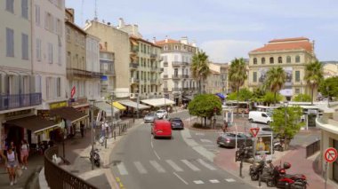 Güneşli bir günde Cannes şehrinde sokak manzarası - CANES ŞEHRİ, FRANSA - 12 Temmuz 2020