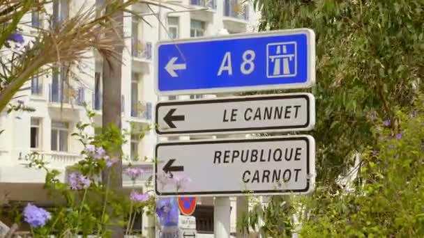 Indicaciones de dirección en la ciudad de Cannes en Francia — Vídeo de stock