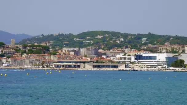 Знаменитый пляж Канн на Круазет летом - CITY OF CANNES, FRANCE - 12 ИЮЛЯ 2020 — стоковое видео