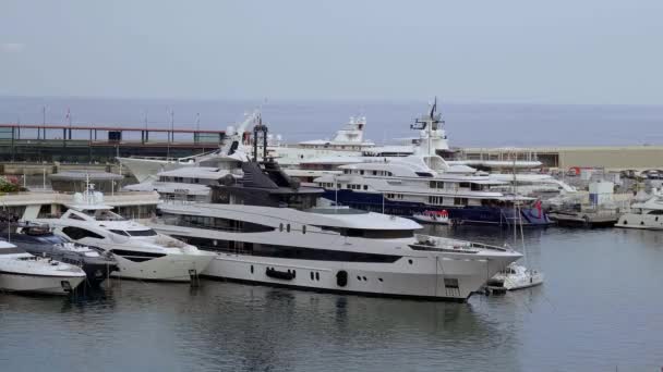 Port de Monte Carlo à Monaco - VILLE DE MONTE CARLO, MONACO - 11 JUILLET 2020 — Video