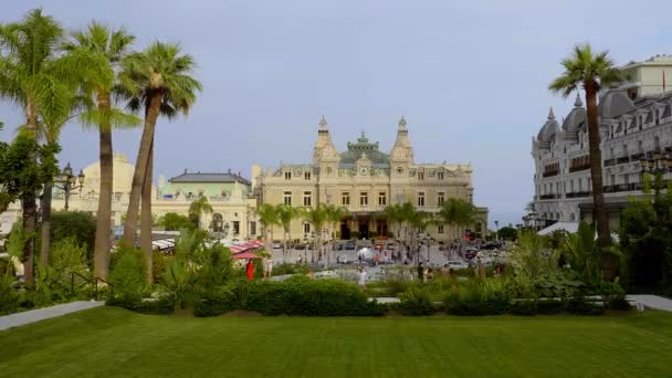 Beroemde Casino van Monte Carlo in Monaco - Stad van MONTE CARLO, MONACO - 11 juli 2020 — Stockvideo