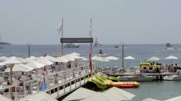 Majestic Beach Club em Cannes - CIDADE DOS CANAIS, FRANÇA - JULHO 12, 2020 — Vídeo de Stock