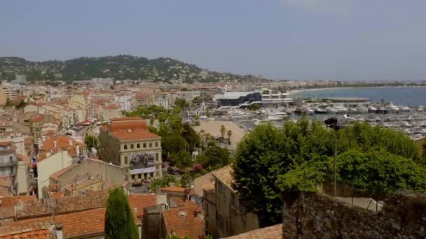 Vista aérea sobre a cidade de Cannes na riviera francesa — Vídeo de Stock