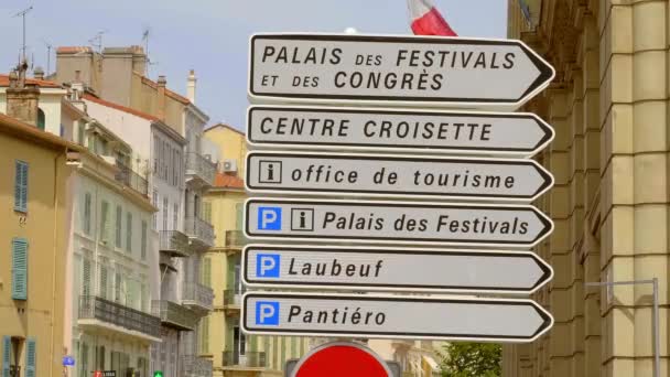 Riktningsskyltar i staden Cannes i Frankrike — Stockvideo