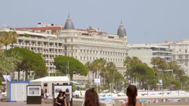 Slavný Carlton Hotel v Cannes - CITY OF CANNES, FRANCIE - 12. června 2020 — Stock video