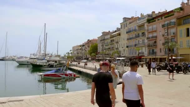 Pessoas caminhando no calçadão de Cannes - CIDADE DAS CANAIS, FRANÇA - JULHO 12, 2020 — Vídeo de Stock