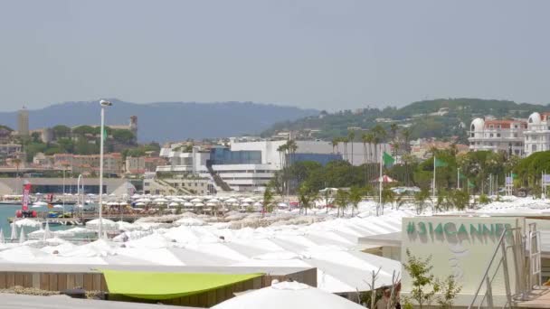 The beach and beach clubs at the Croisette in Cannes - CITY OF CANNES, FRANCE - IULY 12, 2020 — стоковое видео